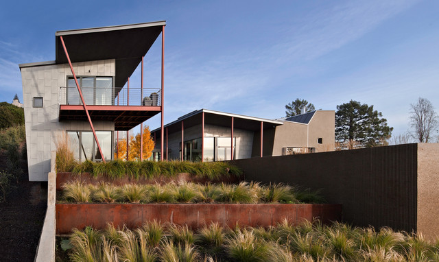 25 Wonderful Examples of Terraced Front Yard Gardens