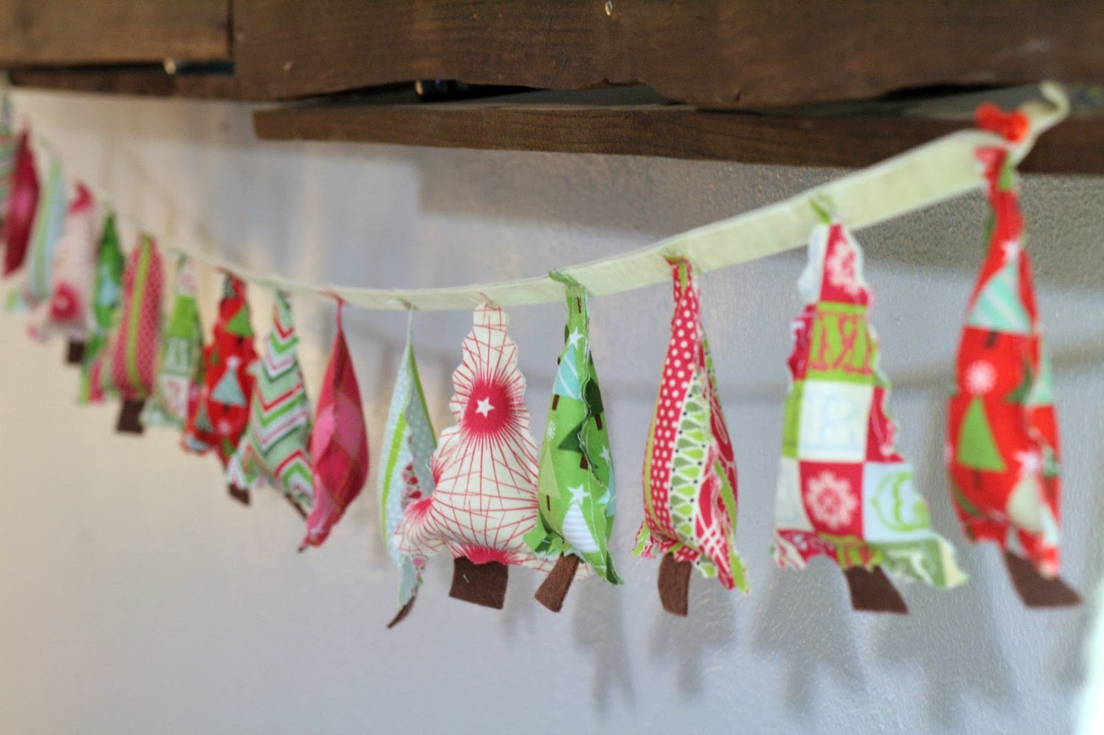 17 Last Minute & Inexpensive DIY Hanging Christmas Decorations
