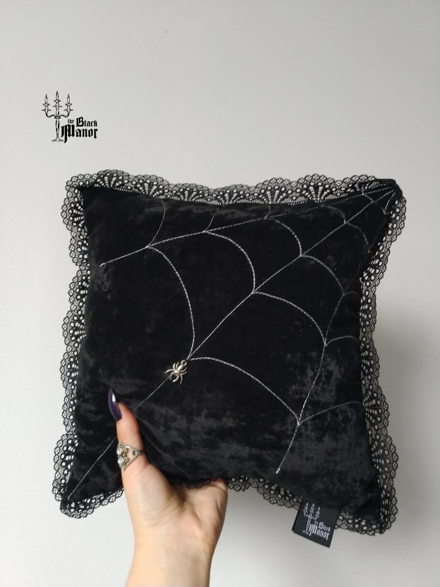 Super Spooky Halloween Pillow Designs That You Re Going To Adore