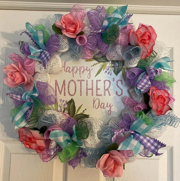 Heartwarming Mothers Day Wreath Designs To Celebrate Mom