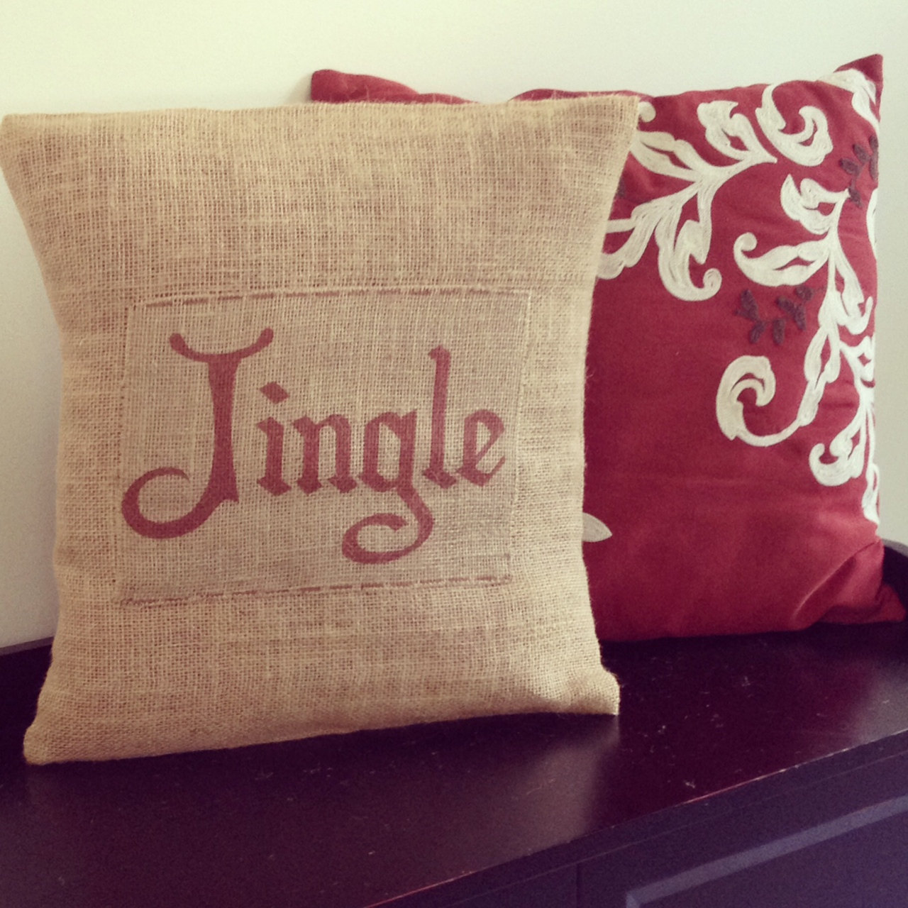 16 Charming Christmas Decoration Ideas with Pillows