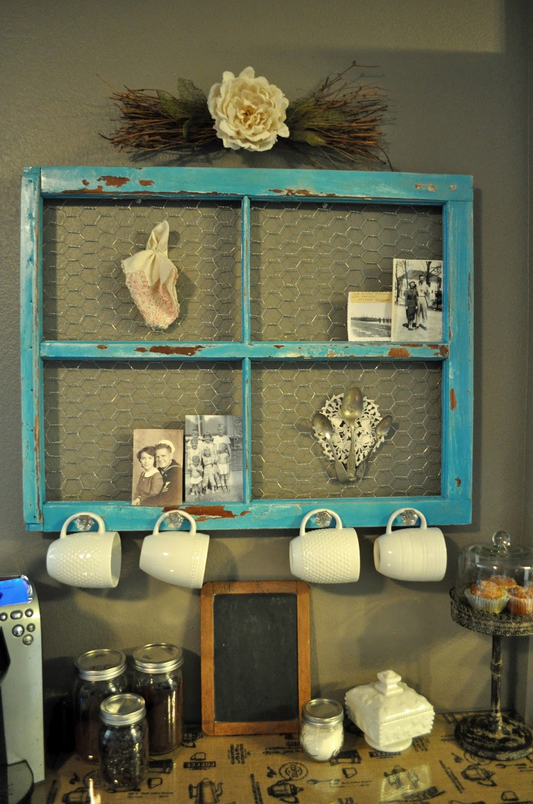 19 Surprisingly Awesome Ideas To Use Old Windows To Add Vintage Charm