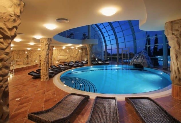 18 Brilliant Indoor Pools That Everyone Will Love 9527