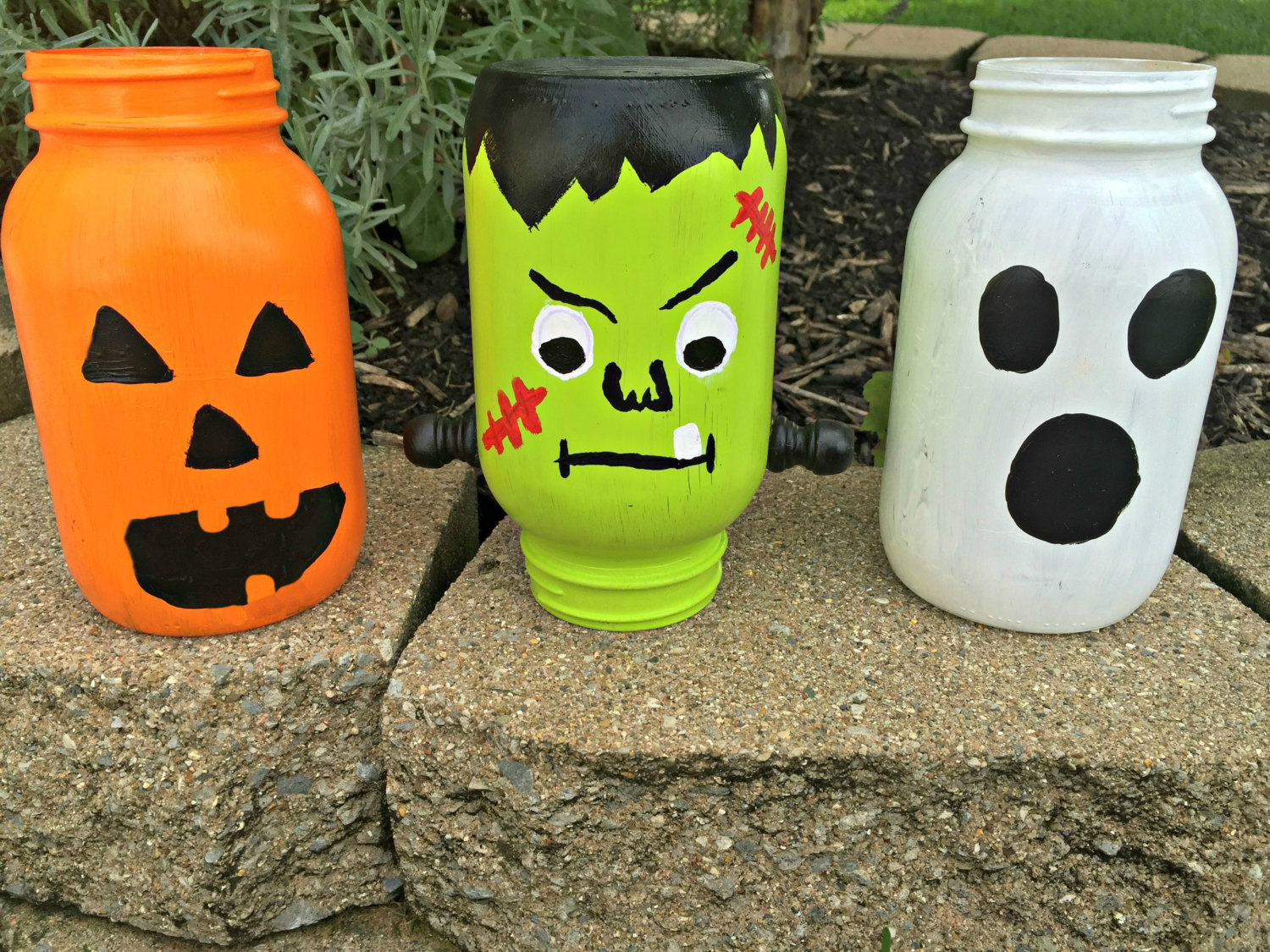 17 Scary Handmade Halloween Mason Jar Decorations With Lots of DIY Ideas