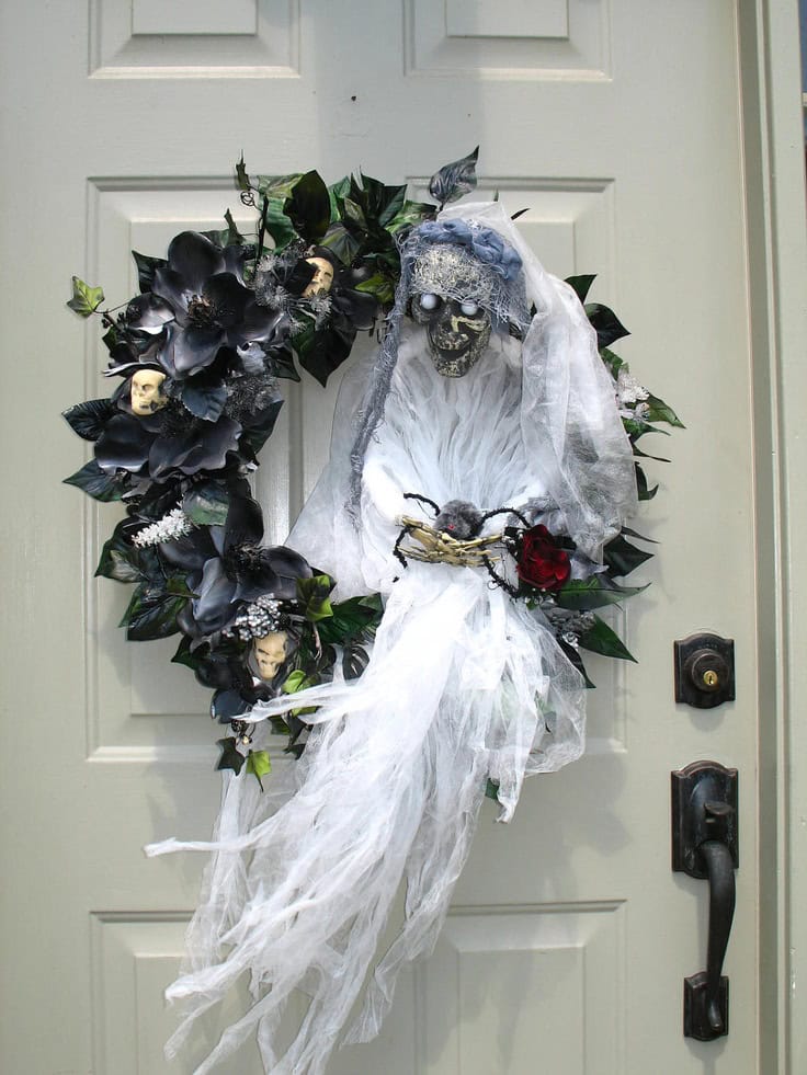 15 Really Spooky Halloween Wreath Designs To Adorn Your Front Door