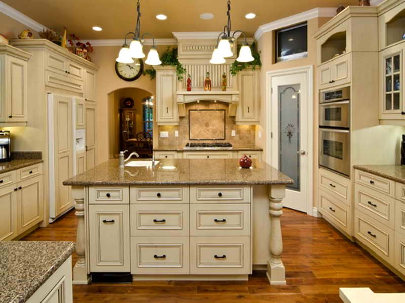 15 White Antique Kitchen Designs That Abound With Warmth & Charm