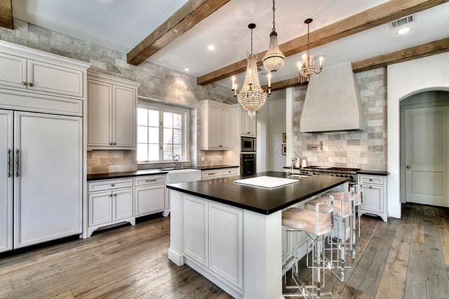 18 Gorgeous Kitchens With Natural Stone Backsplash