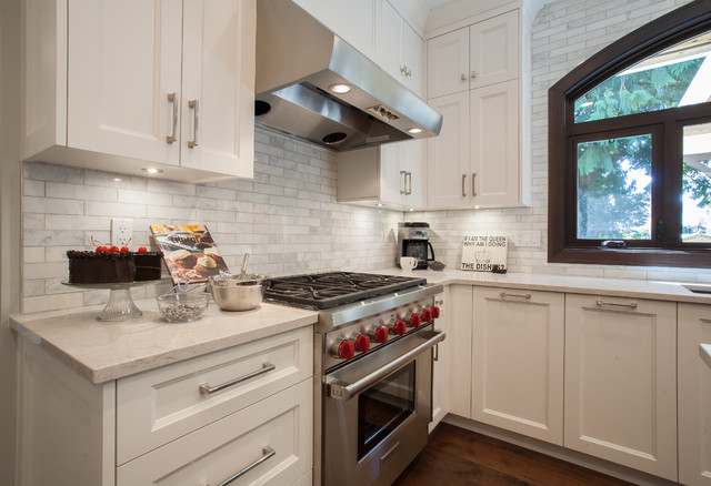 18 Gorgeous Kitchens With Natural Stone Backsplash