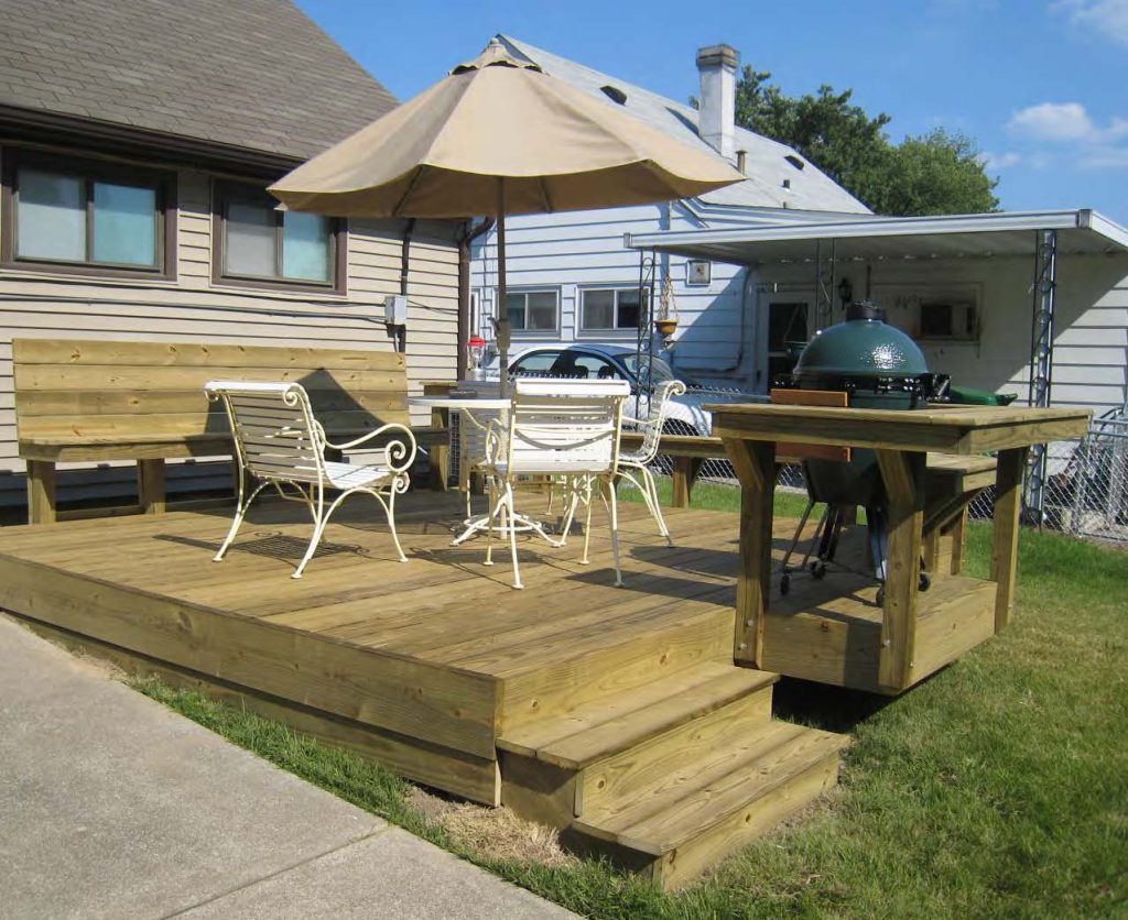 17 Fascinating Backyard Deck Designs That Will Catch Your Eye