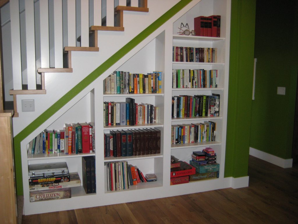 15 Functional Libraries Under The Stairs For Better Use Of The Space