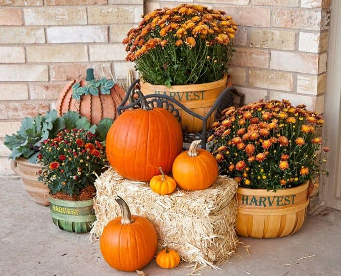 18 Fascinating Outdoor Fall Decorations That You Shouldn't Miss