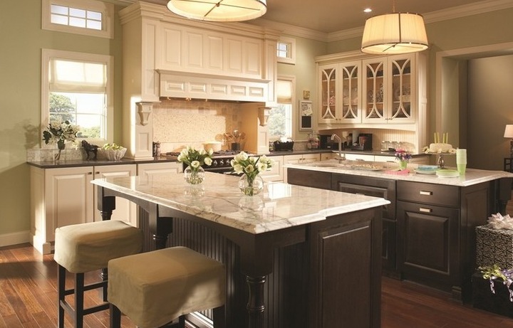 18 Kitchen Islands With Seating In Traditional Style