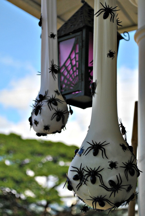 19 Super Easy DIY Outdoor Halloween Decorations That Look So Creepy Spooky