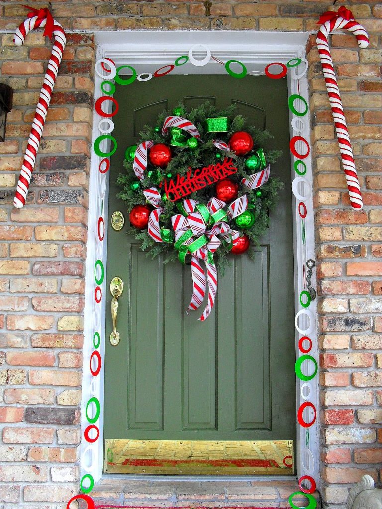 21 Extravagant Christmas Decorations For Your Front Door