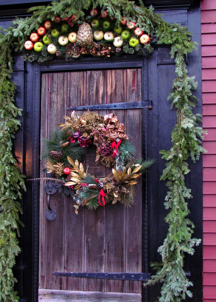 21 Extravagant Christmas Decorations For Your Front Door