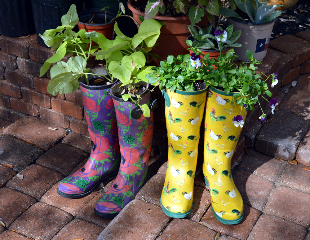 17 Super Creative Ideas To Repurpose Rain Boots Into Planters