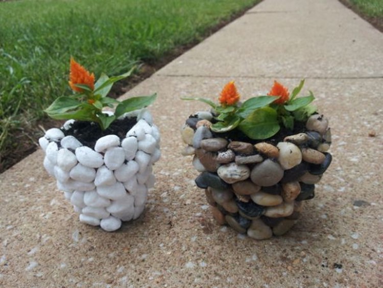 19 Impressive Stone Garden Decorations That Everyone Can Make