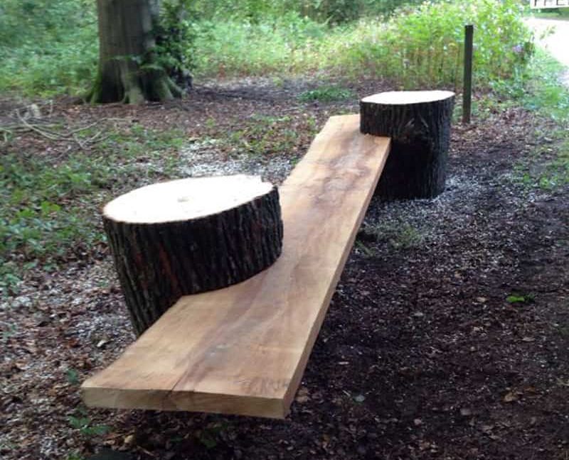 21 Super Easy Wood Log Garden Decorations That You Can Do For Free