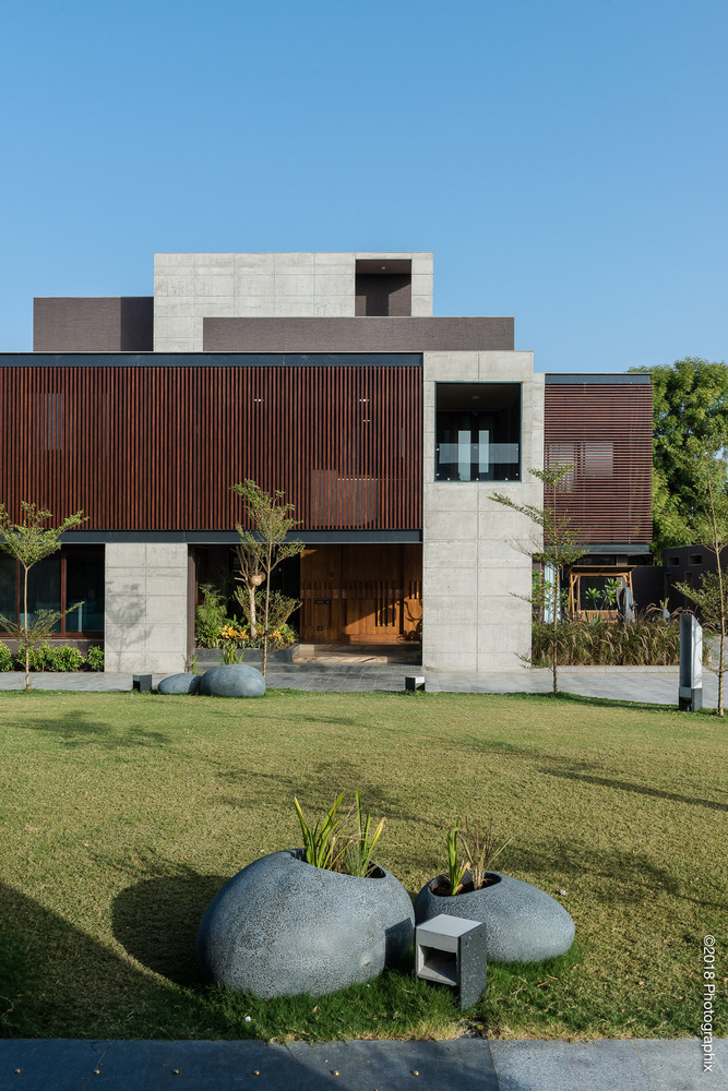 Screen House by The Grid Architects in Ahmedabad, India