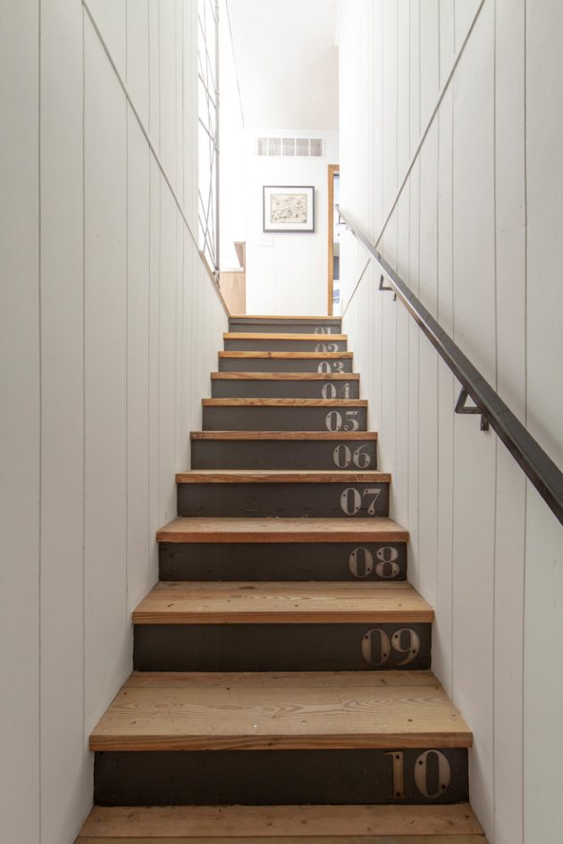 farmhouse country stairs        
        <figure class=