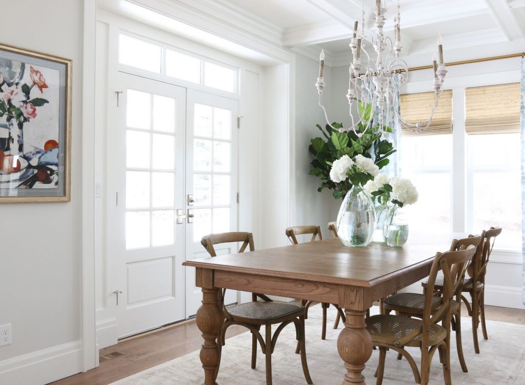 White Chandelier In The Dining Room- 12 Extravagant Ideas