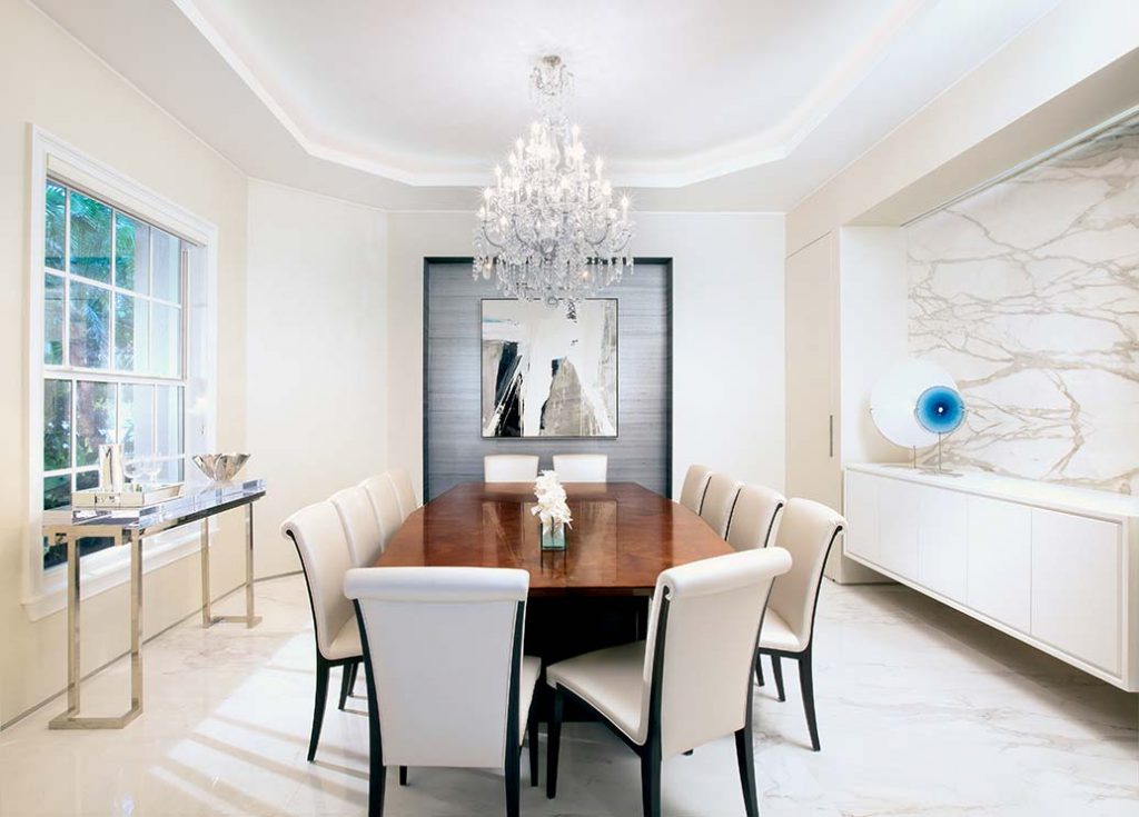 18 Fascinating White Chandelier Dining Rooms That You Shouldn't Miss