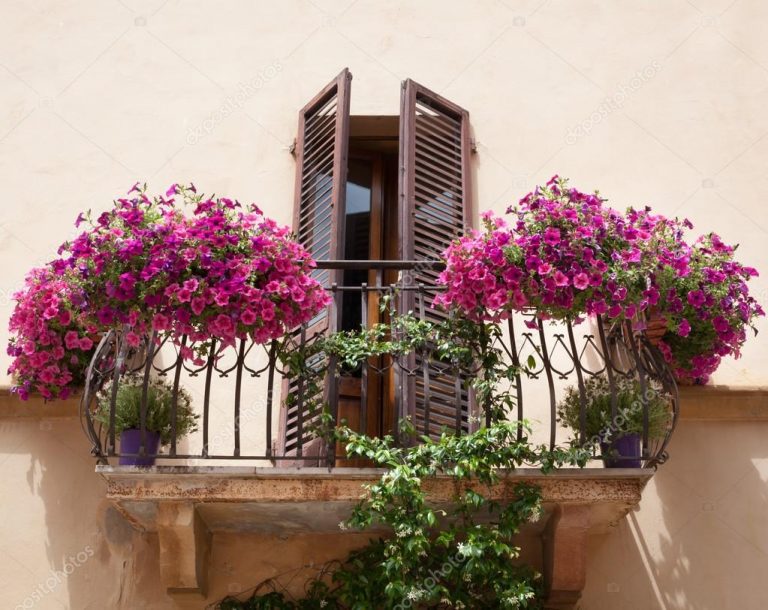 10 Magnificent Ideas To Decorate Italian Style Balcony 