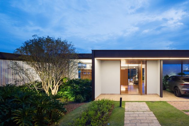 Pindaibeiras Residence by Pablo Lanza Arquitetura + AndrÃ© Scarpa in Brazil