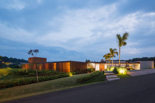 Pindaibeiras Residence by Pablo Lanza Arquitetura + AndrÃ© Scarpa in Brazil