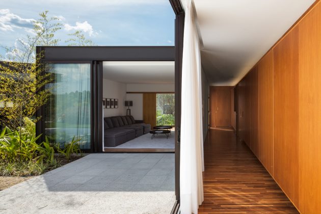 Pindaibeiras Residence by Pablo Lanza Arquitetura + AndrÃ© Scarpa in Brazil