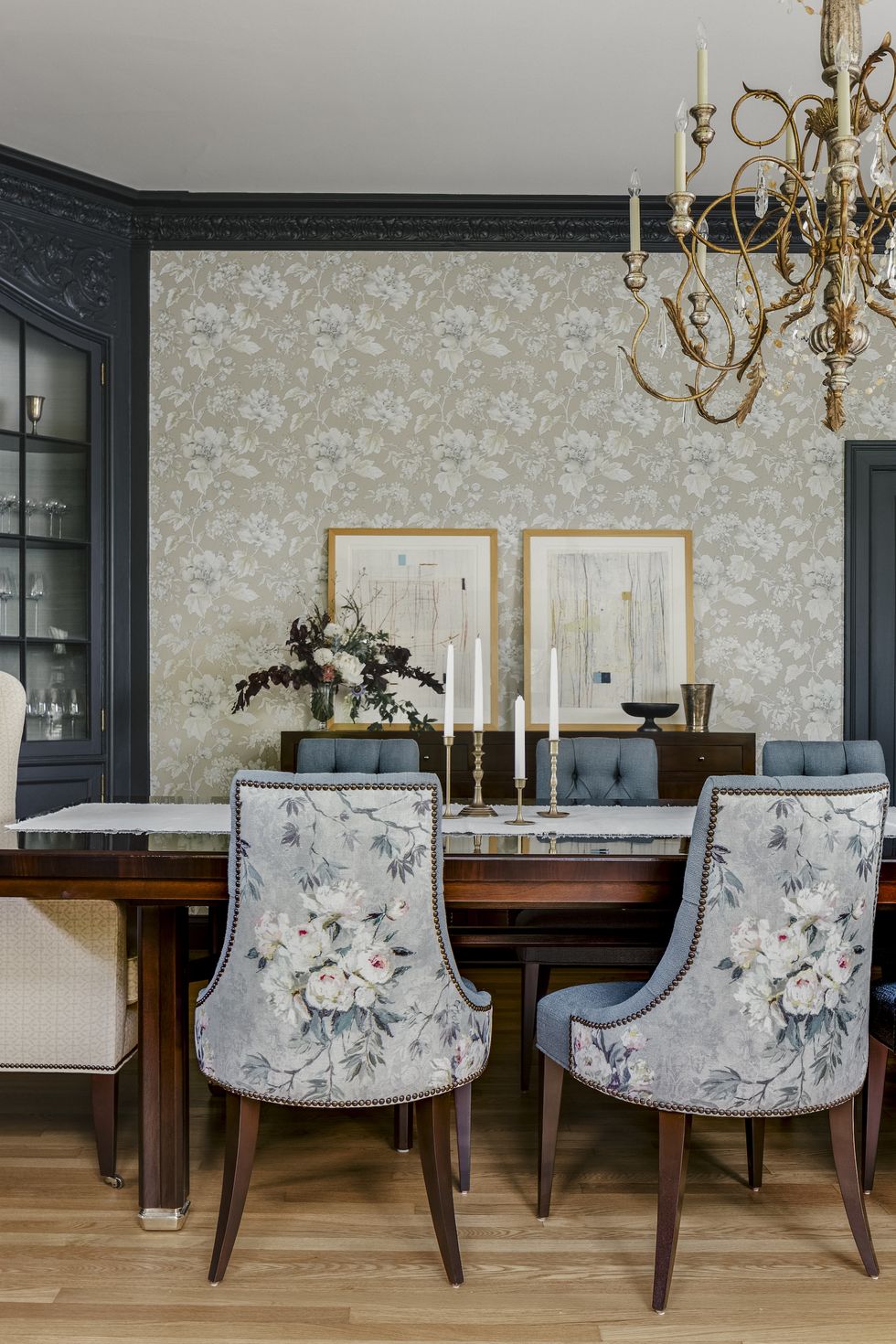 10 Eye-Catching Dining Rooms with Wonderful Floral Wallpaper