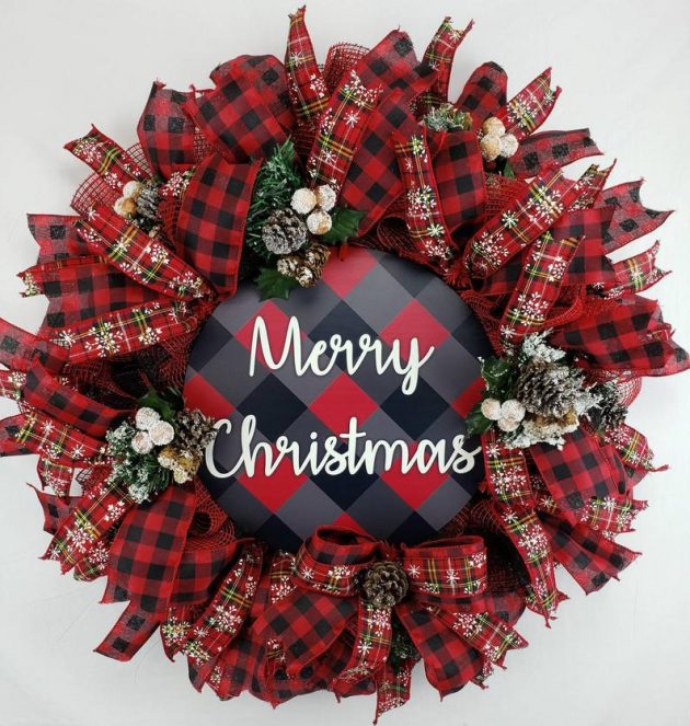 15 Engaging Christmas Wreath Designs That Will Happily Greet You