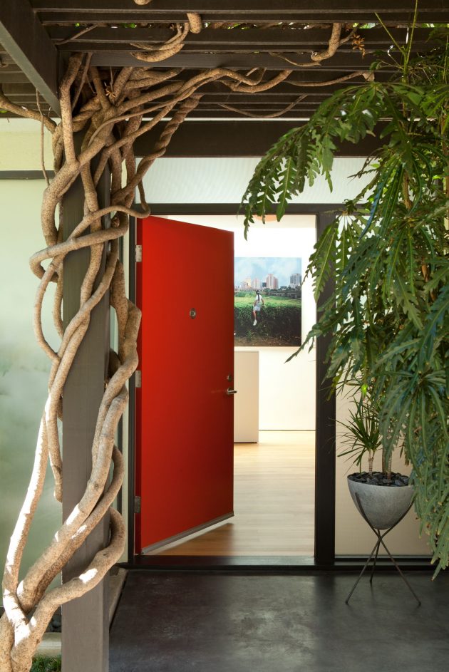 16 Wonderful Mid-Century Modern Entrance Designs