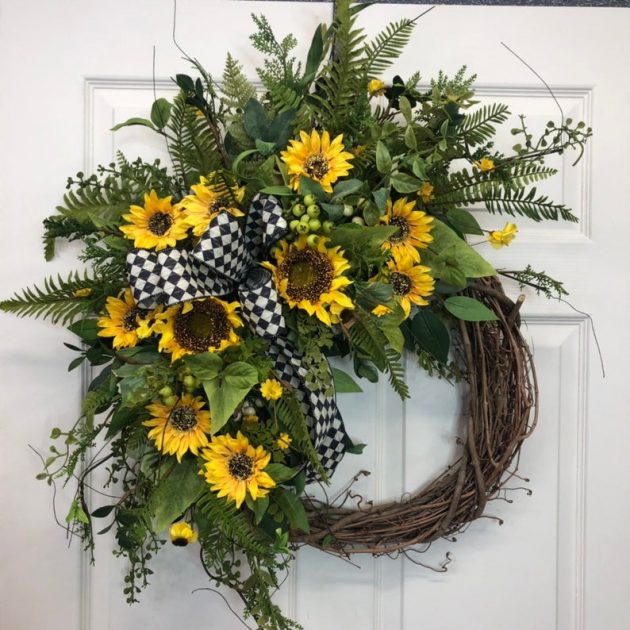 17 Vibrant Summer Wreath Designs That Will Jazz Up Your Front Door