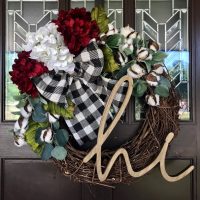 16 Beautiful Floral Wreath Designs That Will Refresh Your Front Door