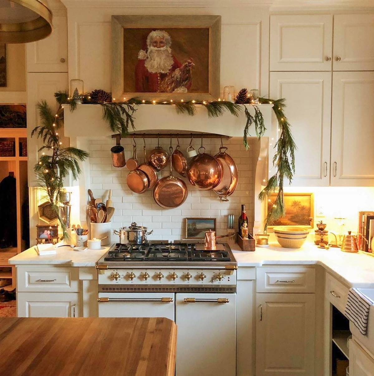 10 Kitchens Decorated For Christmas