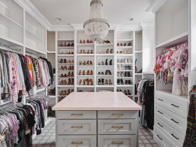 16 Exquisite Farmhouse Walk-In Closet Designs You Will Fall In Love With