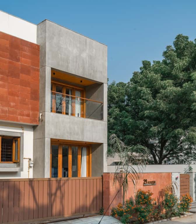 Parallel Volumes House by Urbscapes in Ahmedabad, India