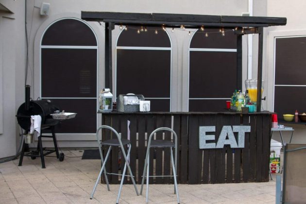 16 Genius DIY Outdoor Bar Ideas You Must Craft For Your Backyard 11 630x420 
