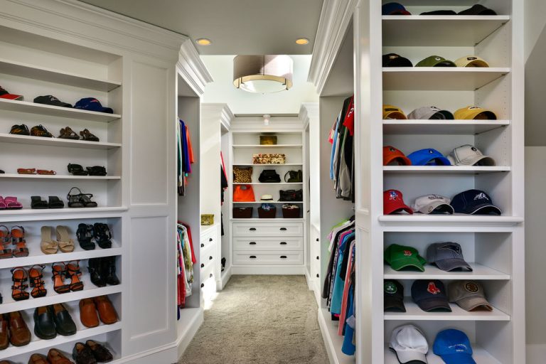 18-Elegant-Coastal-Closet-Designs-That-Will-Make-Sure-All-Your-Beachwear-Is-Organized-2-768x512.jpg