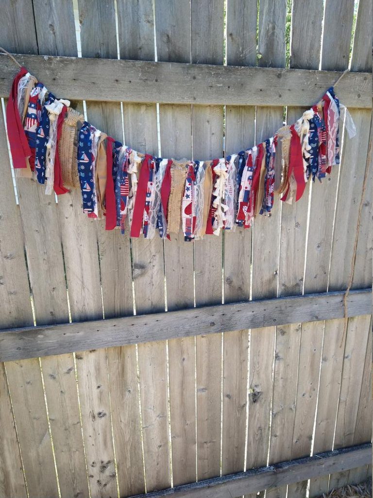 18 Colorful 4th of July Garland Designs You'll Enjoy Hanging