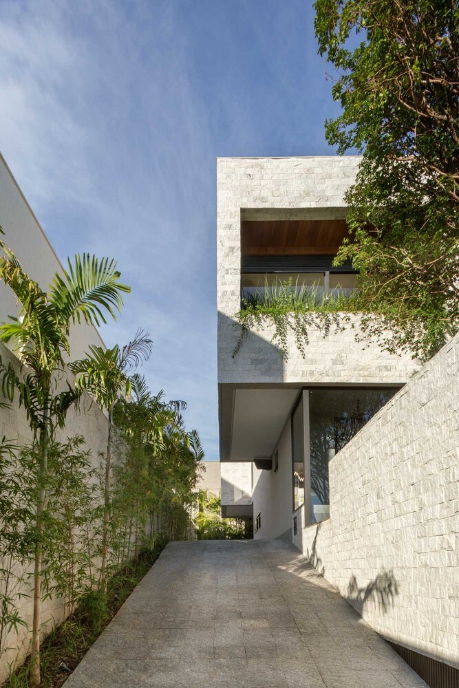 AK House by Leo Romano in Goiania, Brazil