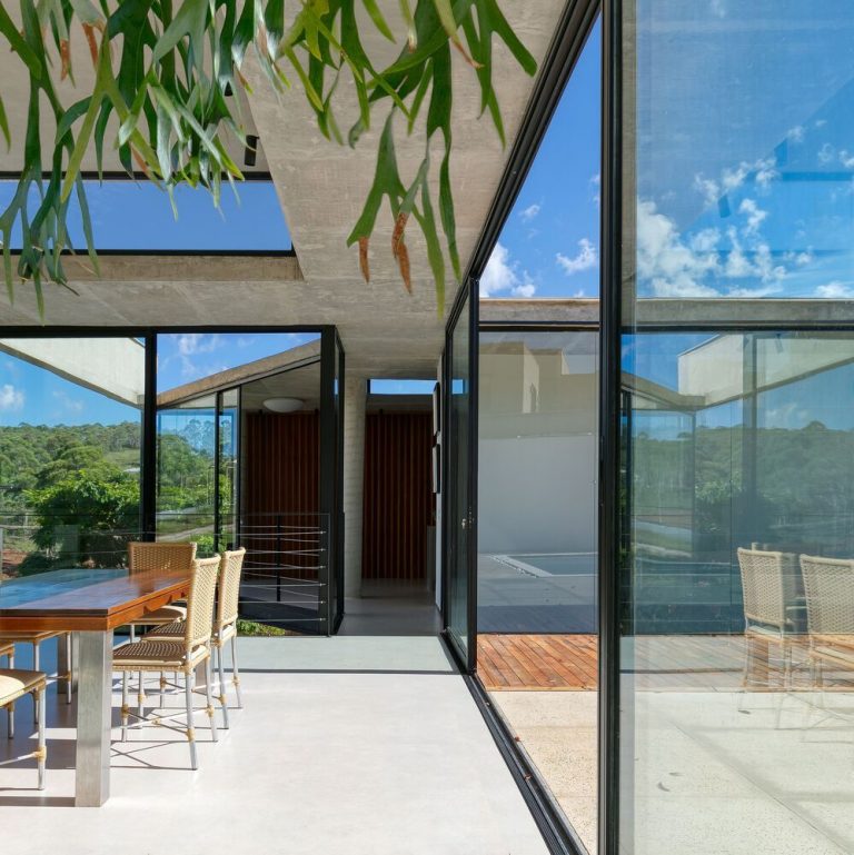 7 Patios House By Tetro Arquitetura In Alphaville, Brazil