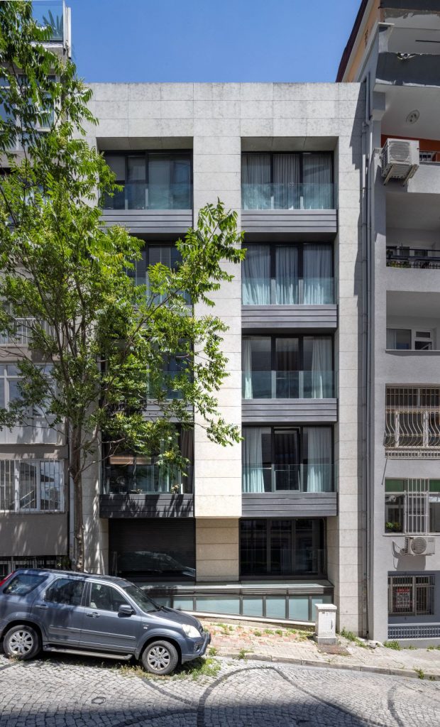 Nişantaşı Seyhanlı Apartment Refurbished by Beysun Mert Architects