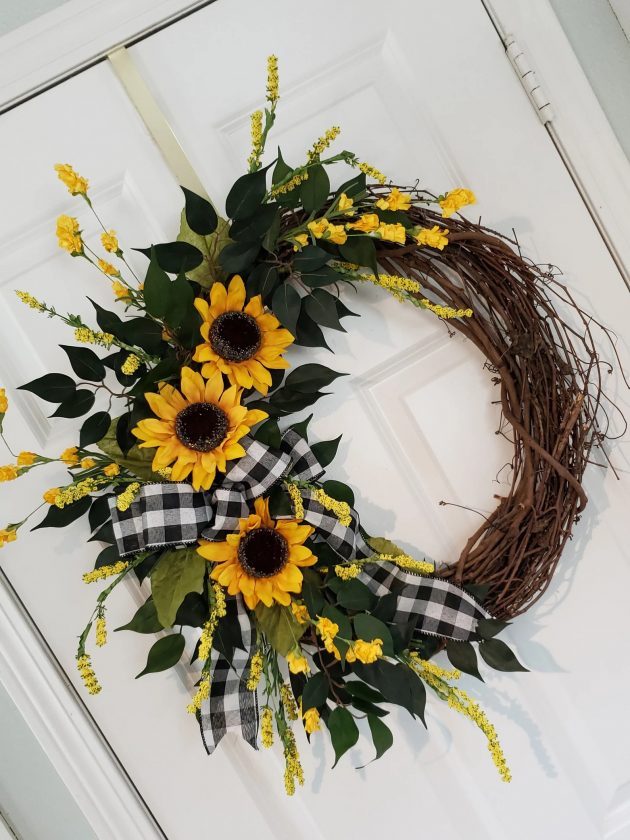 15 Vibrant Sunflower Wreath Designs For Your Home's Summer Theme