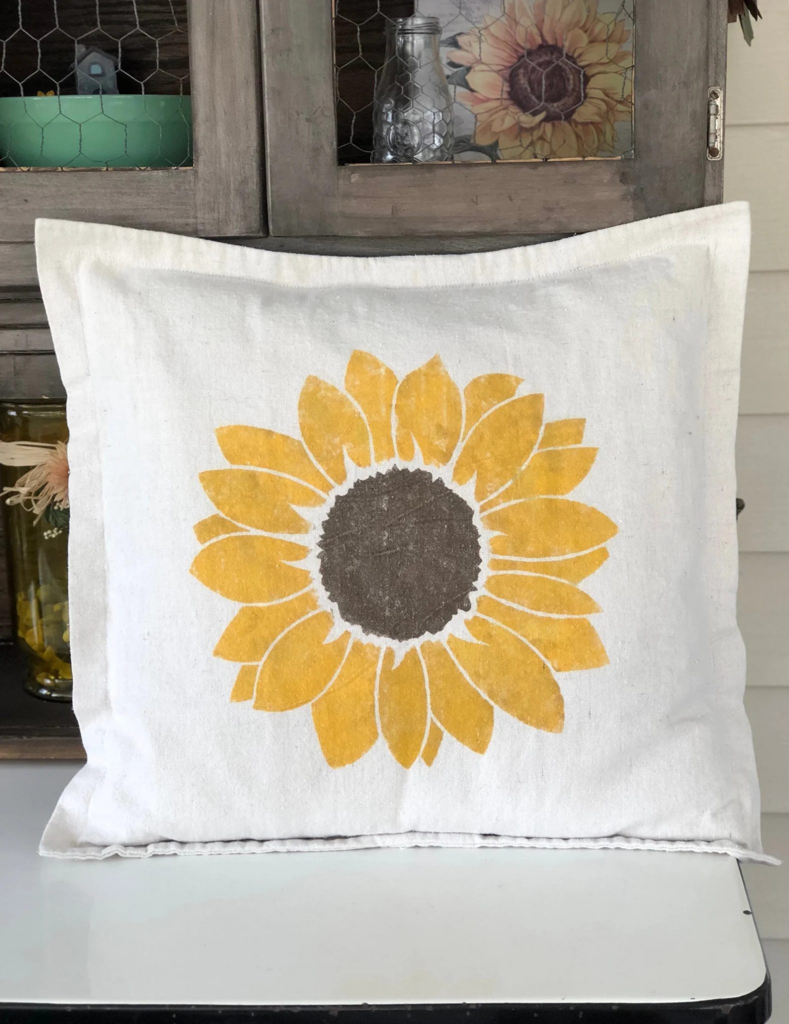 16 Cheerful Sunflower Pillow Designs For The Summer