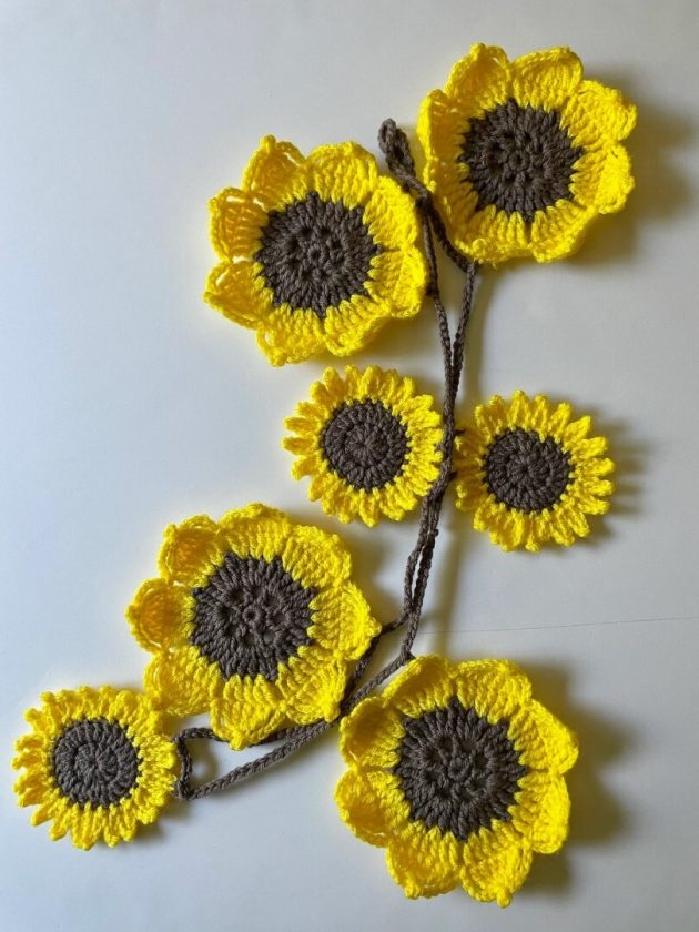 18 Fantastic Sunflower Garland Ideas You Can Add To Your Seasonal Décor