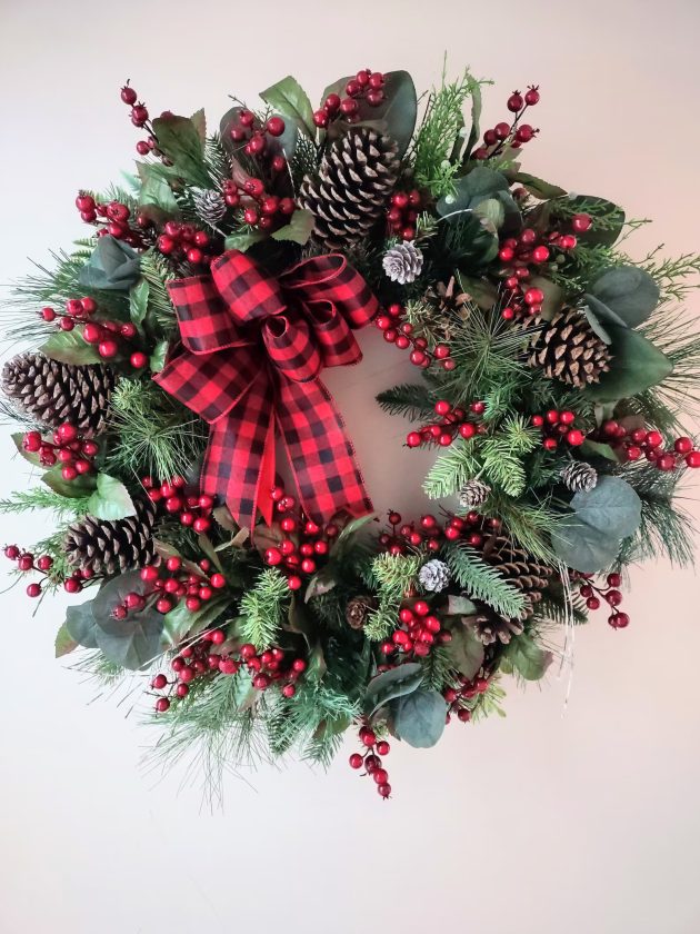 18 Traditional Berry Christmas Wreath Designs For The Season