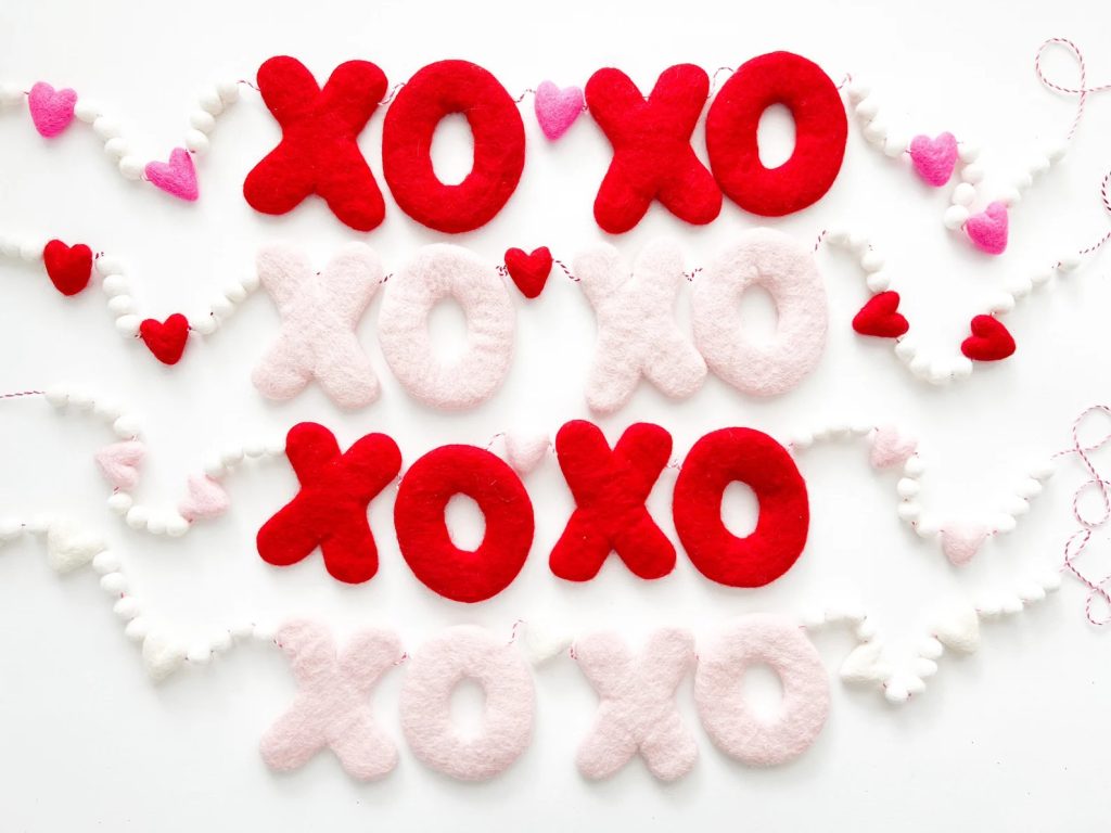 16 Creative Valentine's Day Garland Designs Full of Love