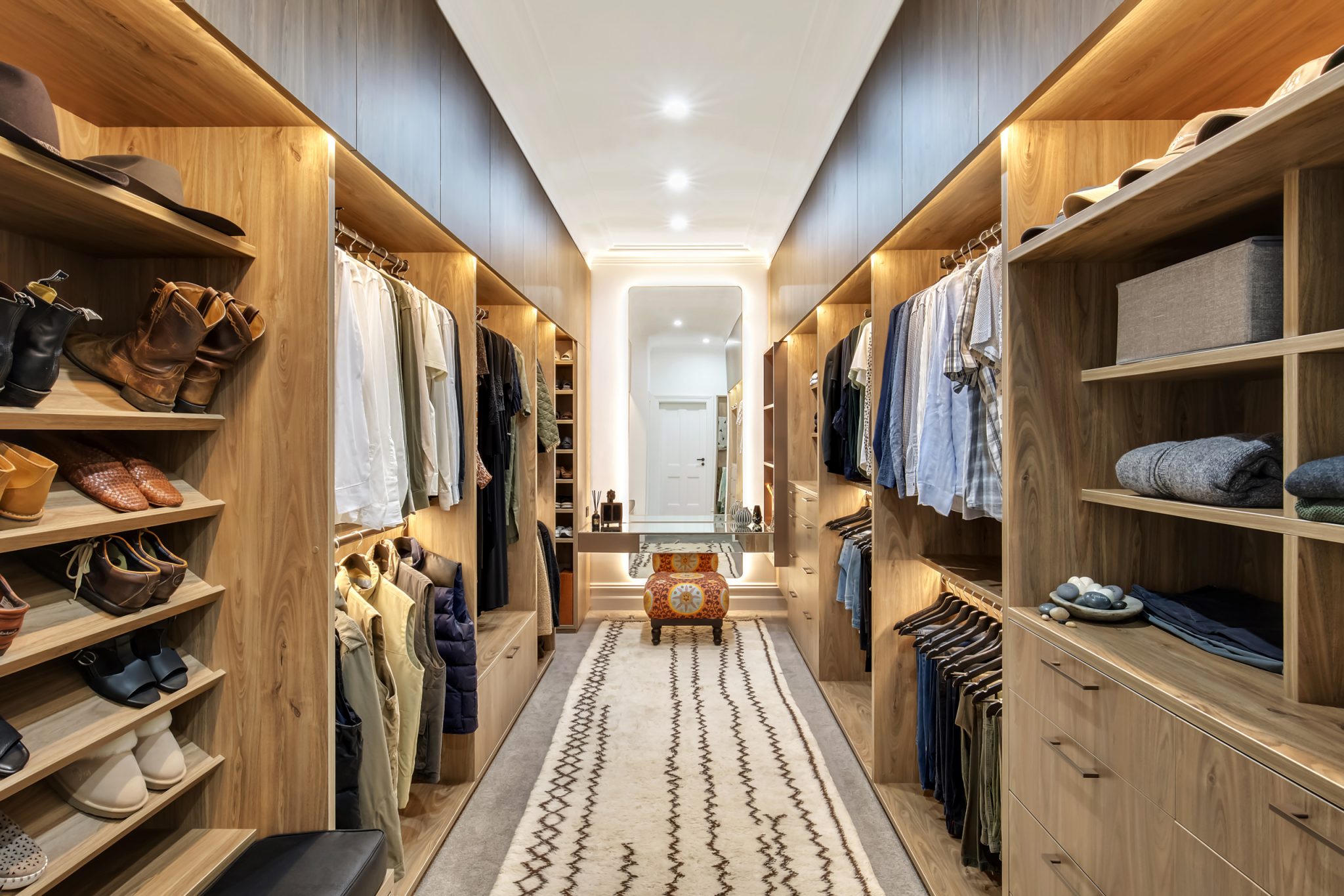 15 Contemporary Walk-In Closet Designs That Maximize Space and Style